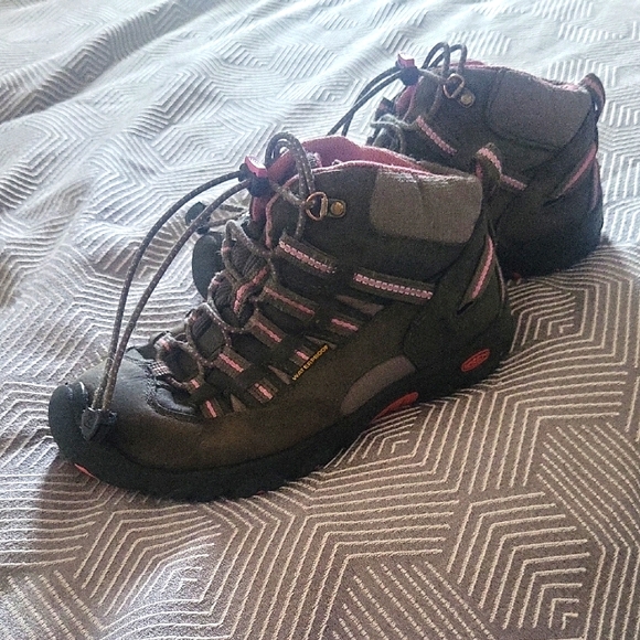 Keen Women's Gray and Pink Athletic Shoes - Picture 1 of 10